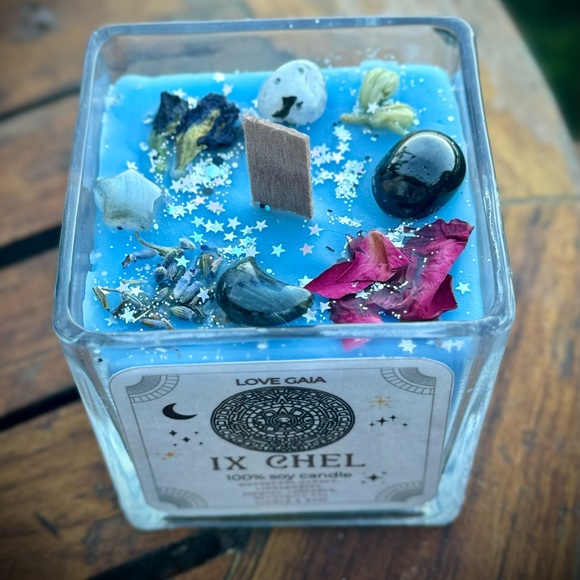 Ix Chel Goddess Candle with Crystals & Botanical Herbs 10oz - Picture 4 of 9
